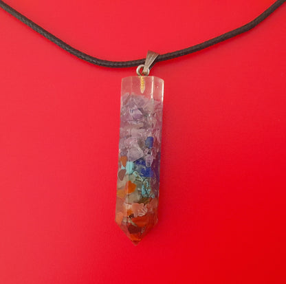 COLLIER + PENDENTIF 7 CHAKRAS EN POINTE FORME PENDULE AVEC PIERRES - ARTISANAL & UNIQUE