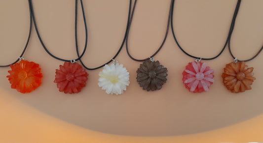 COLLIER CORDON + PENDENTIF FLEUR MARGUERITE EN 3D RÉSINE - BIJOUX FANTAISIES UNIQUES, ORIGINAUX & ARTISANAUX, PLUSIEURS MODÈLES AU CHOIX