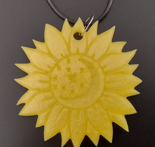 COLLIER + GRAND PENDENTIF DUO SOLEIL + LUNE ÉTOILÉE EN RÉSINE 2D - BIJOUX FANTAISIES UNIQUES, ORIGINAUX & ARTISANAUX, MODÈLES AU CHOIX