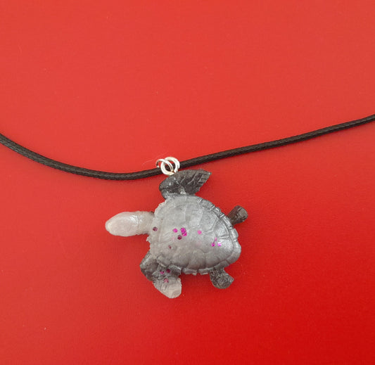 COLLIER + PENDENTIF PETITE TORTUE DE MER 3D EN RÉSINE - BIJOUX FANTAISIES UNIQUES, ORIGINAUX & ARTISANAUX, MODÈLES AU CHOIX