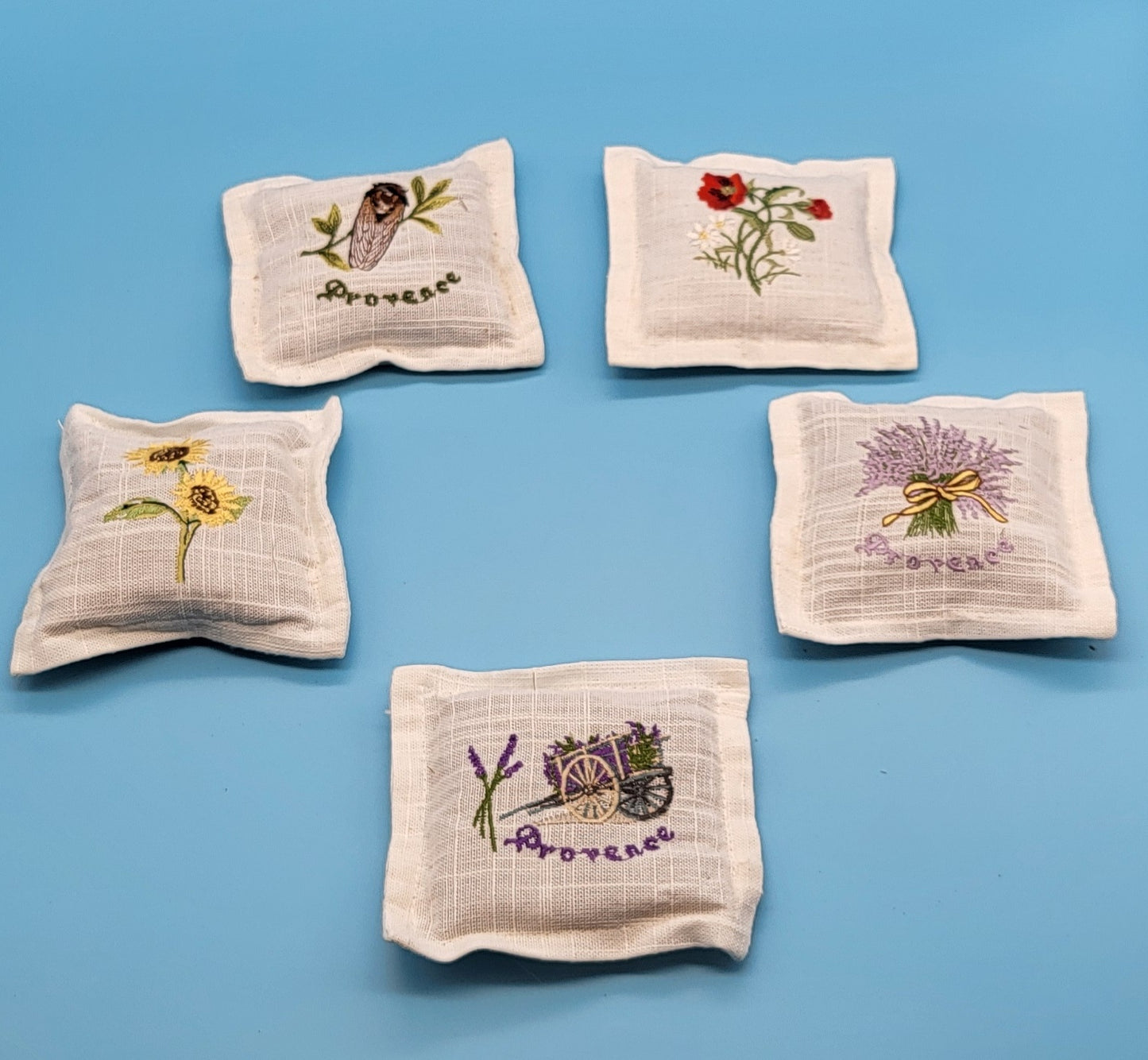 COUSSINS BRODÉS DE LAVANDE DE PROVENCE -  DIVERS MOTIFS PROVENÇAUX DÉCORATIONS ARTISANALES AU CHOIX