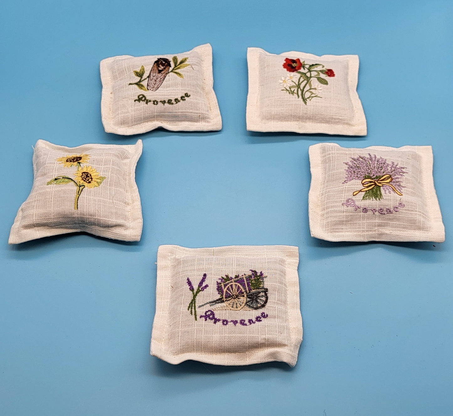 COUSSINS BRODÉS DE LAVANDE DE PROVENCE -  DIVERS MOTIFS PROVENÇAUX DÉCORATIONS ARTISANALES AU CHOIX