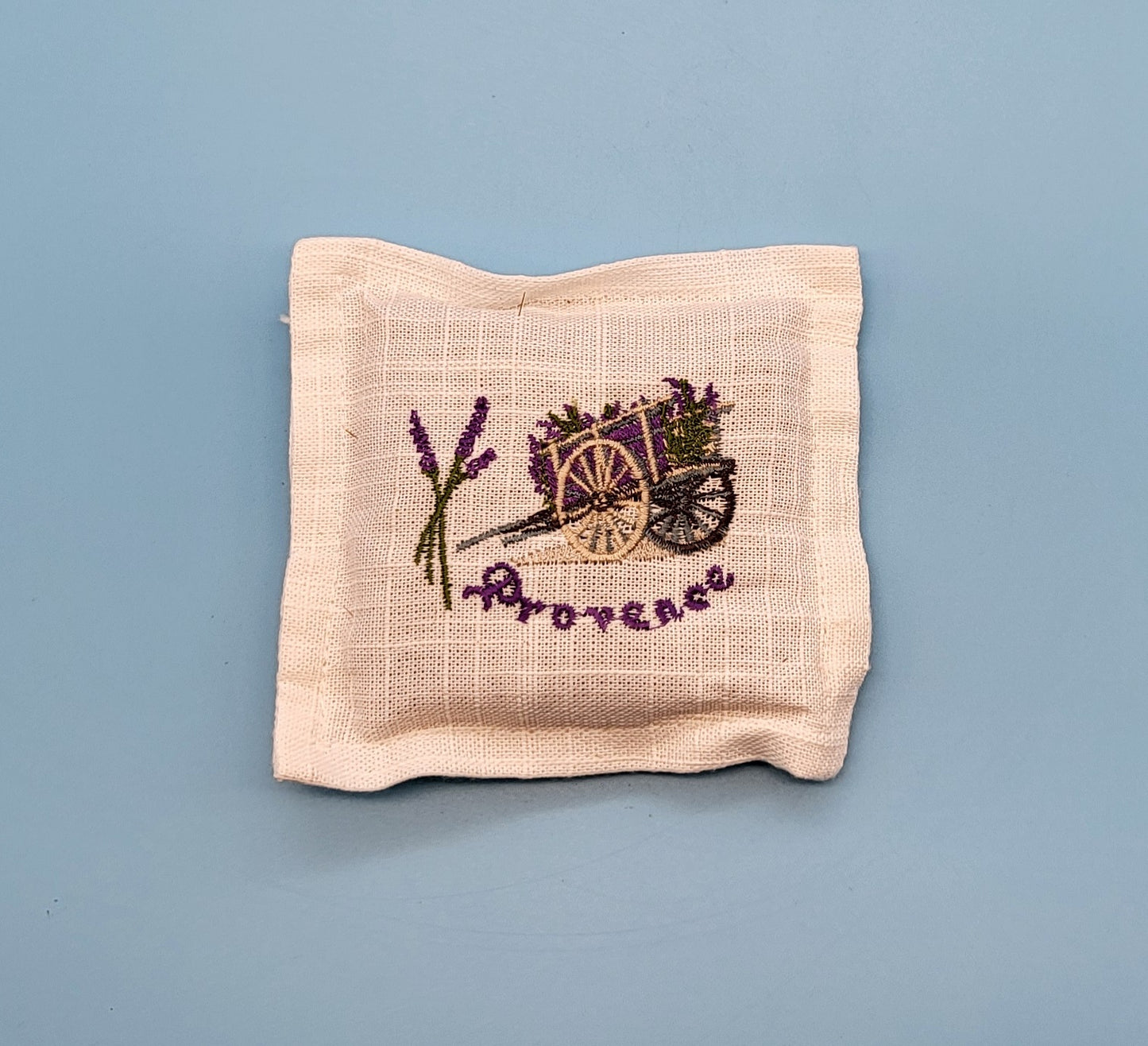 COUSSINS BRODÉS DE LAVANDE DE PROVENCE -  DIVERS MOTIFS PROVENÇAUX DÉCORATIONS ARTISANALES AU CHOIX