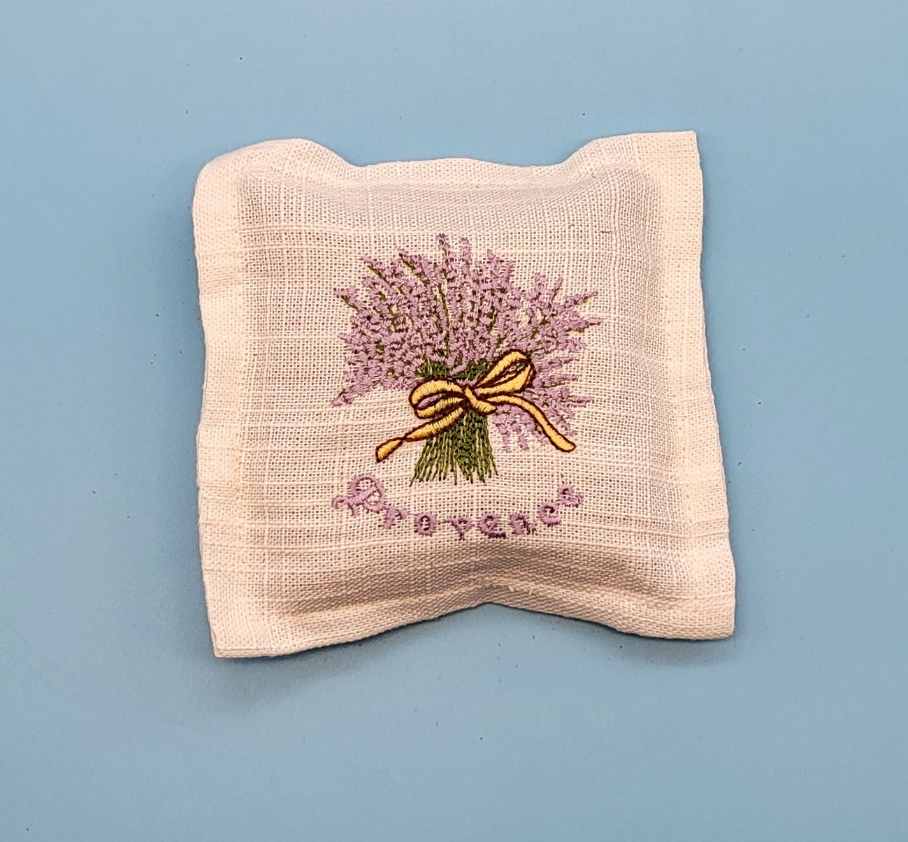 COUSSINS BRODÉS DE LAVANDE DE PROVENCE -  DIVERS MOTIFS PROVENÇAUX DÉCORATIONS ARTISANALES AU CHOIX