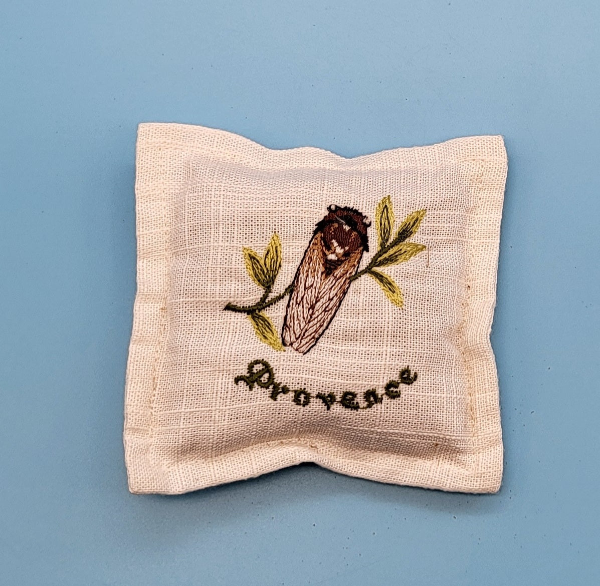 COUSSINS BRODÉS DE LAVANDE DE PROVENCE -  DIVERS MOTIFS PROVENÇAUX DÉCORATIONS ARTISANALES AU CHOIX