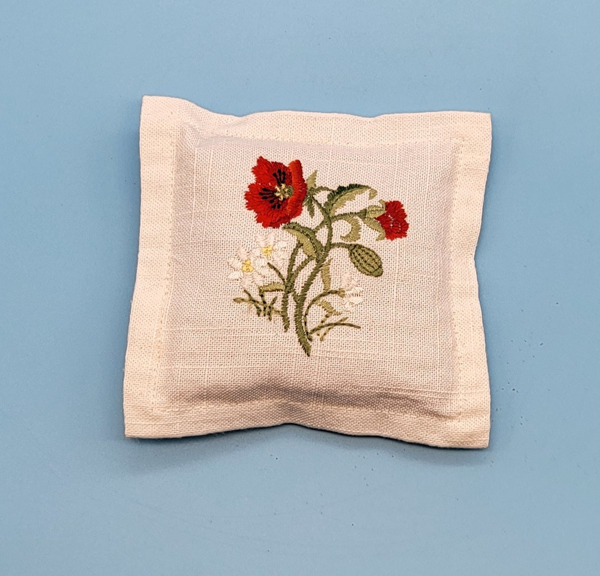 COUSSINS BRODÉS DE LAVANDE DE PROVENCE -  DIVERS MOTIFS PROVENÇAUX DÉCORATIONS ARTISANALES AU CHOIX