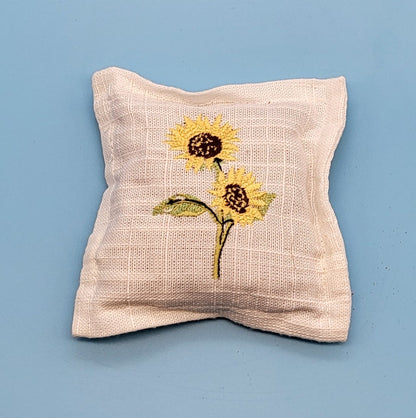 COUSSINS BRODÉS DE LAVANDE DE PROVENCE -  DIVERS MOTIFS PROVENÇAUX DÉCORATIONS ARTISANALES AU CHOIX