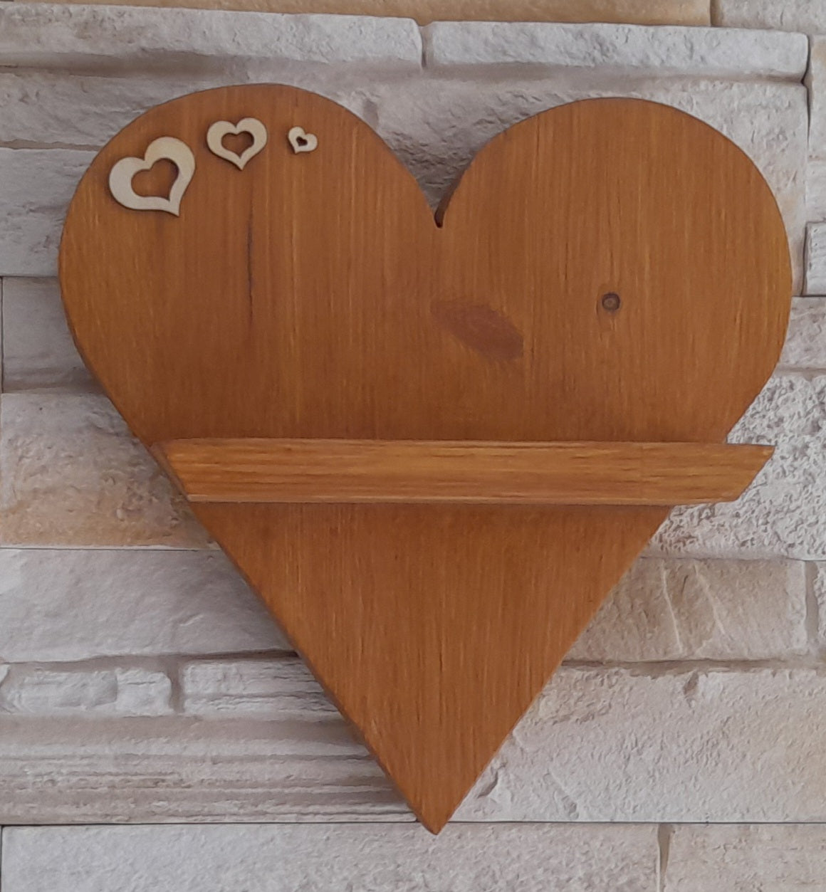 ÉTAGÈRE MURALE COEUR EN BOIS AVEC ENVOL DE 3 COEURS - UNIQUE & ORIGINAL