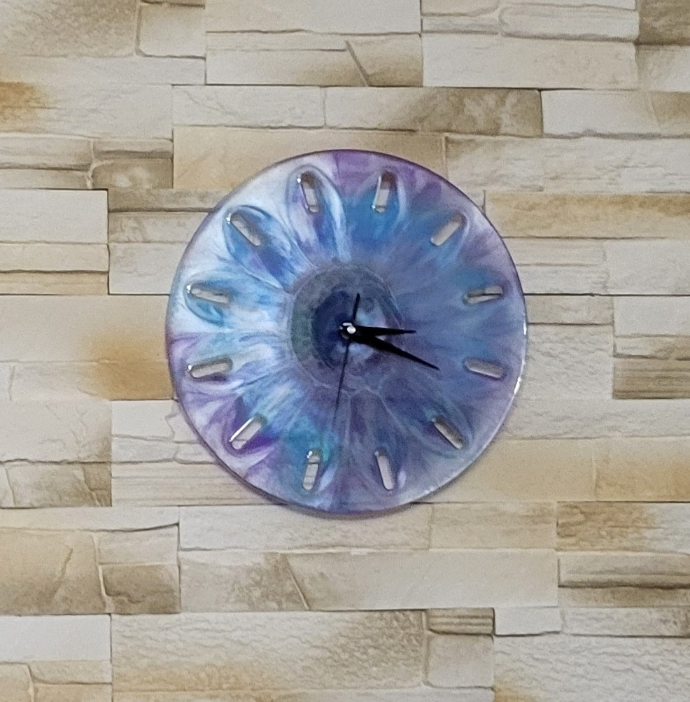 GRANDE HORLOGE MURALE RONDE BLEUE ET VIOLETTE EN RÉSINE - DÉCORATION ARTISANALE, UNIQUE & ORIGINALE