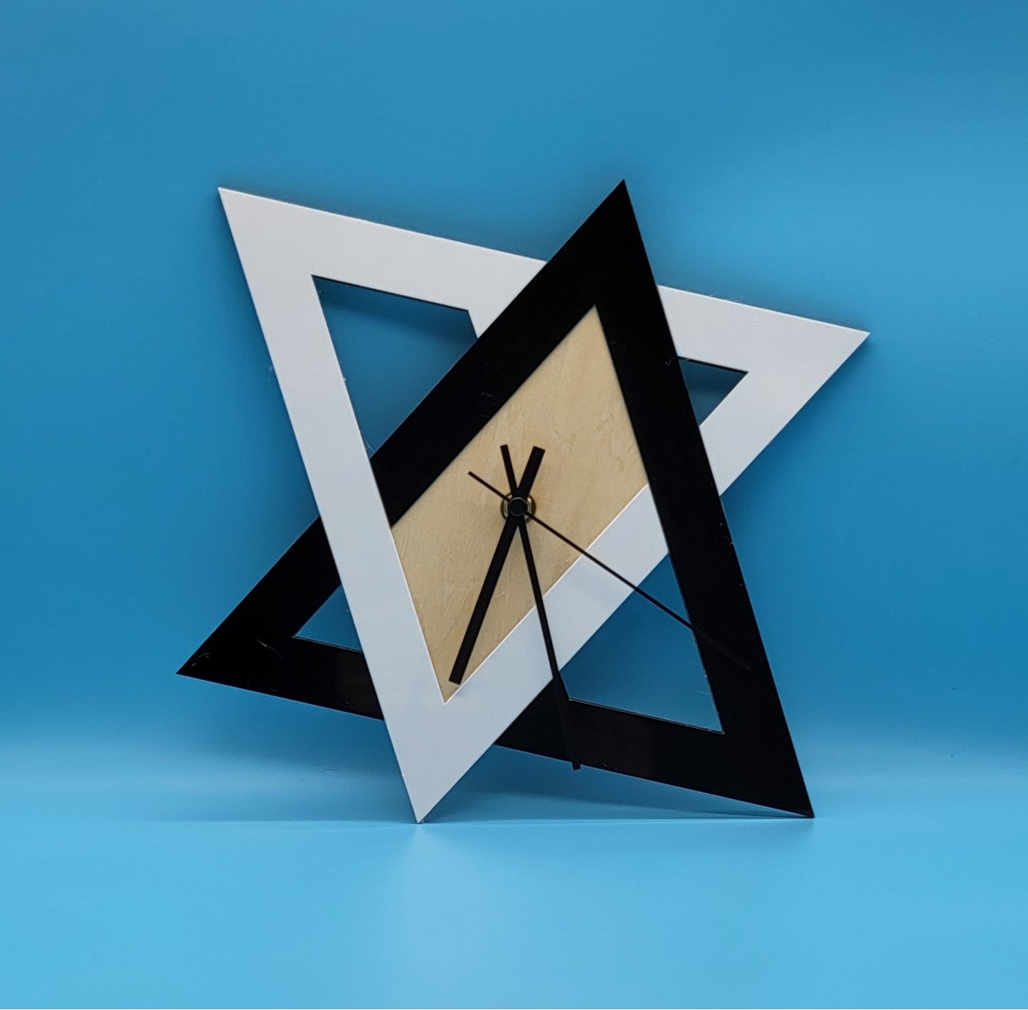 HORLOGE MURALE GÉOMÉTRIQUE 2 TRIANGLES IMBRIQUÉS - DESIGN ORIGINAL