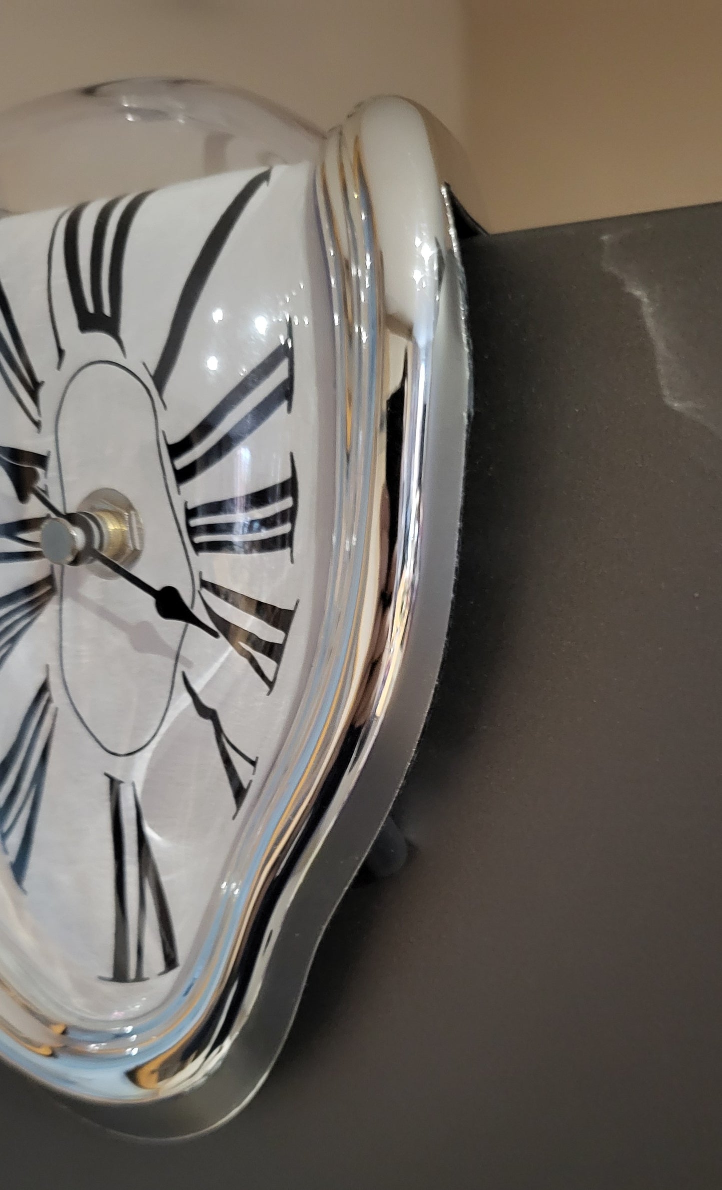 HORLOGE A POSER STYLE " MONTRE FORME DÉFORMÉE FONDUE " - DESIGN ORIGINAL & REALISTE