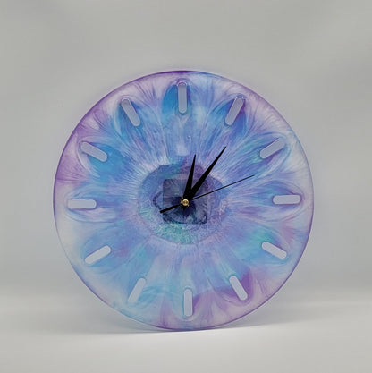 GRANDE HORLOGE MURALE RONDE BLEUE ET VIOLETTE EN RÉSINE - DÉCORATION ARTISANALE, UNIQUE & ORIGINALE