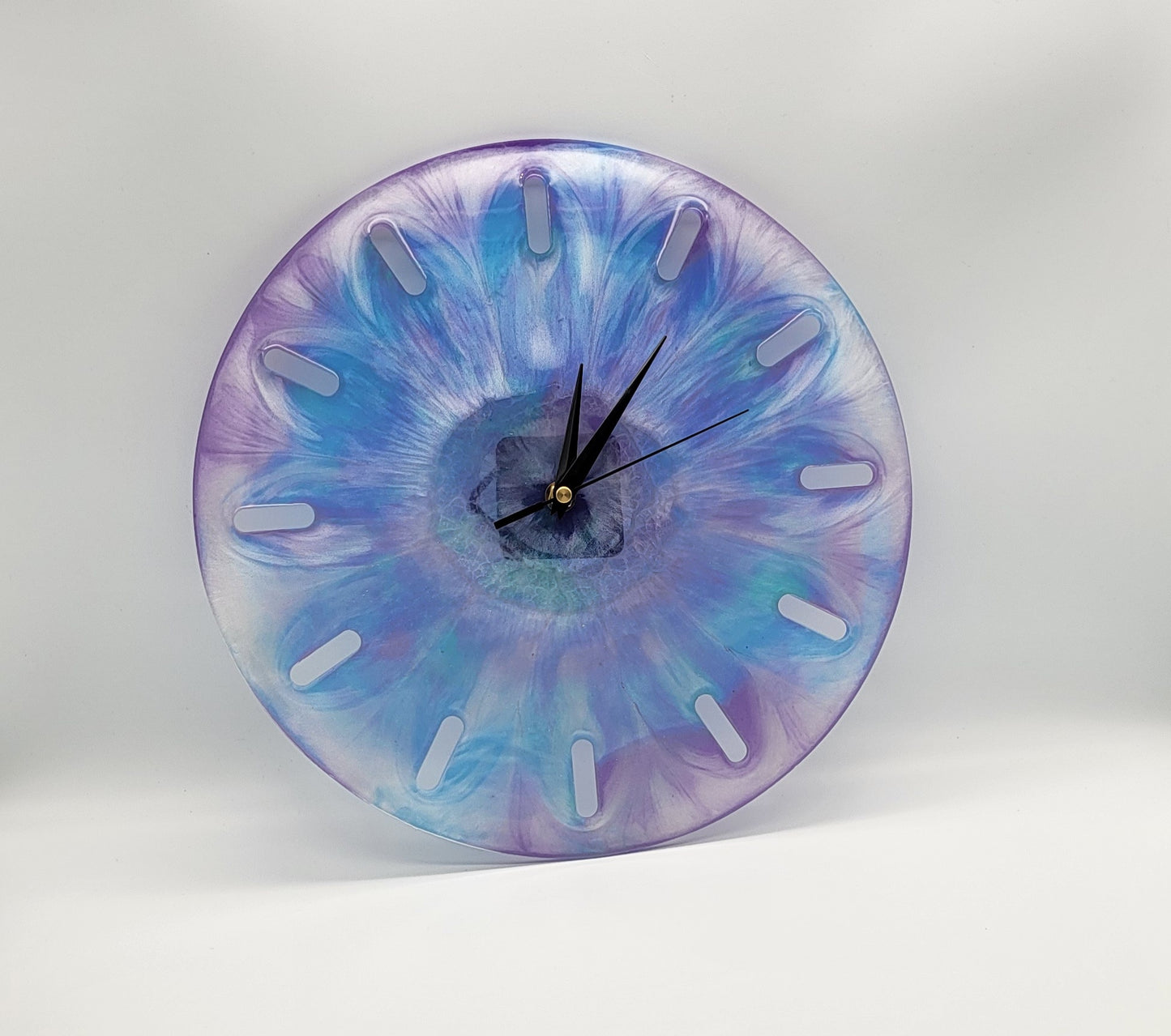 GRANDE HORLOGE MURALE RONDE BLEUE ET VIOLETTE EN RÉSINE - DÉCORATION ARTISANALE, UNIQUE & ORIGINALE
