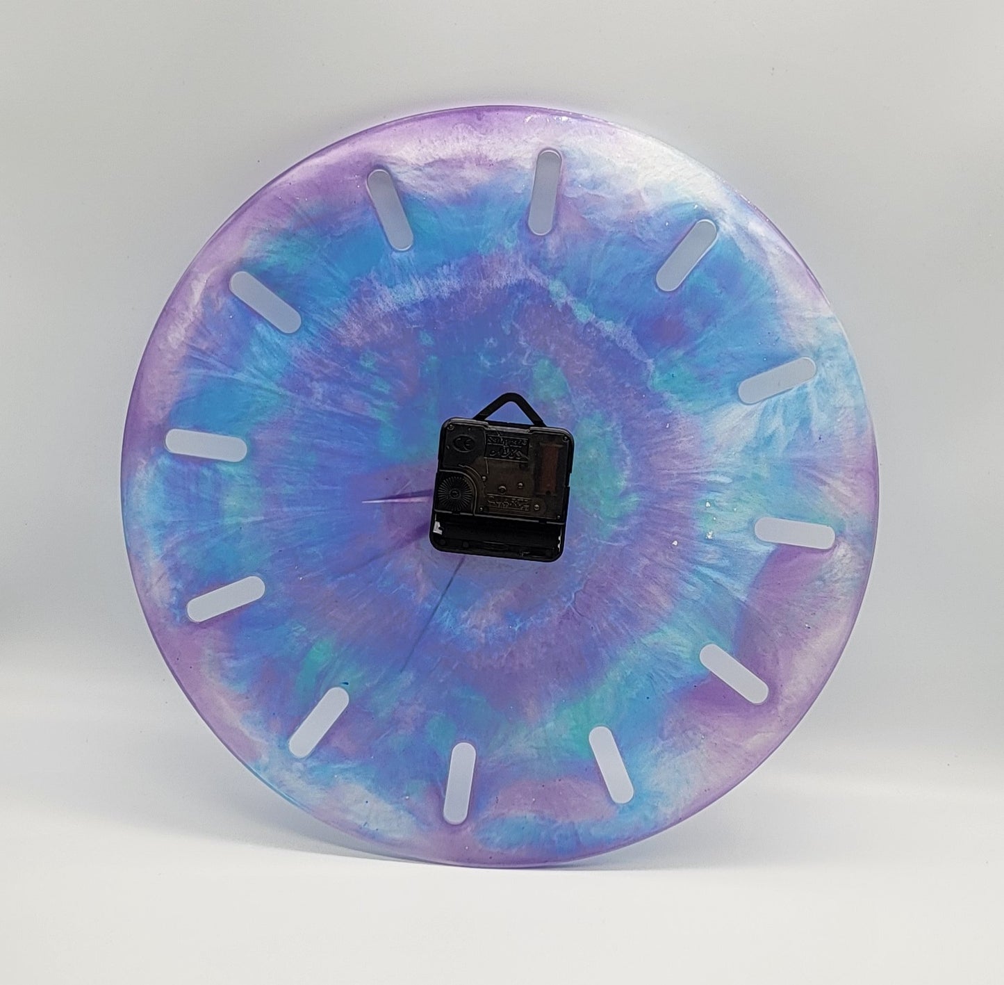 GRANDE HORLOGE MURALE RONDE BLEUE ET VIOLETTE EN RÉSINE - DÉCORATION ARTISANALE, UNIQUE & ORIGINALE
