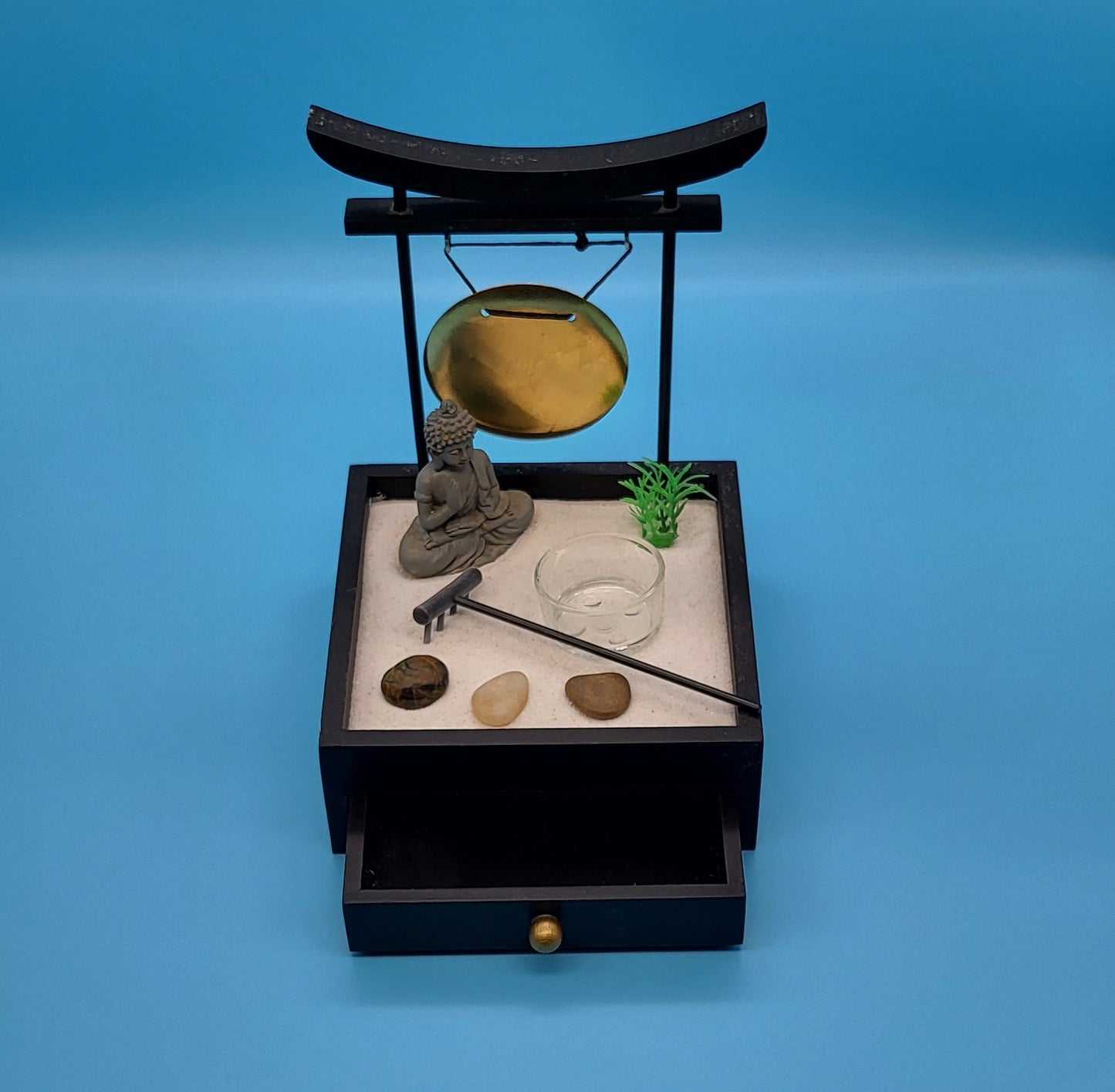 JARDIN ZEN EN BOIS DÉCORÉ D’UN GONG EN MÉTAL + TIROIR