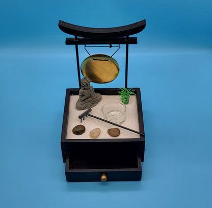 JARDIN ZEN EN BOIS DÉCORÉ D’UN GONG EN MÉTAL + TIROIR