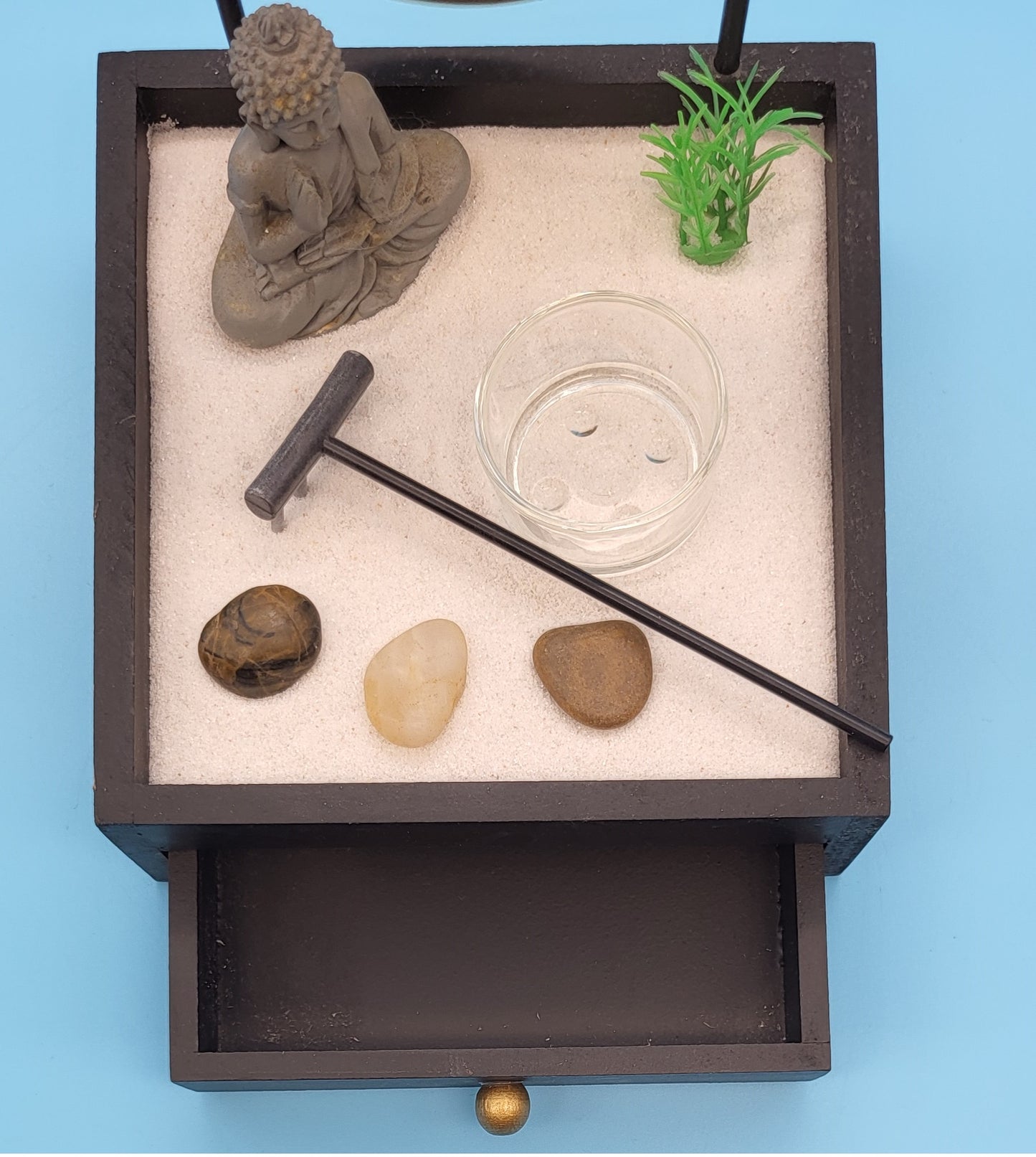 JARDIN ZEN EN BOIS DÉCORÉ D’UN GONG EN MÉTAL + TIROIR