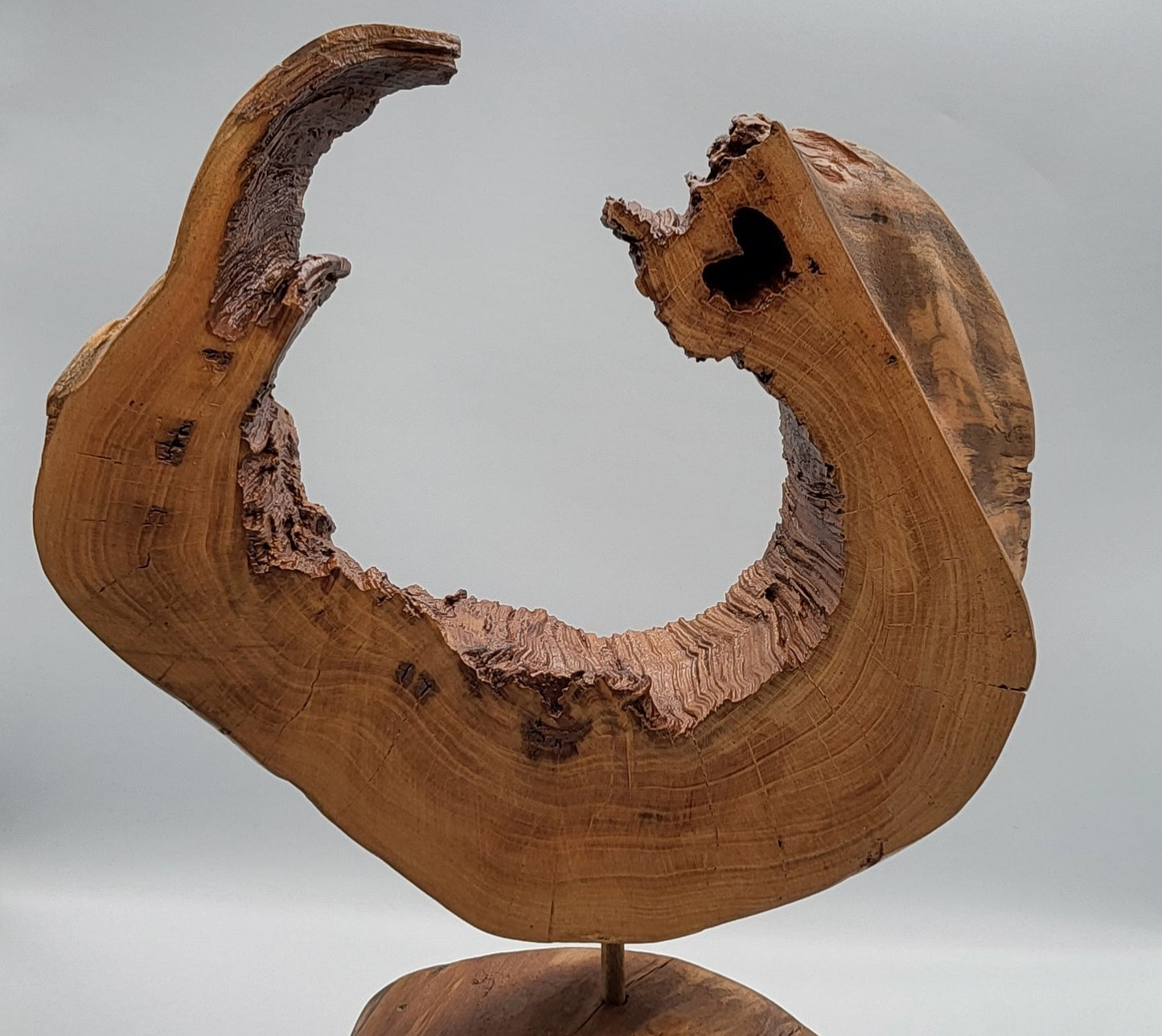 SCULPTURE RONDE INVERSEE SUR SOCLE CREU EN BOIS DE CERISIER - UNIQUE, ARTISANALE & ORIGINALE