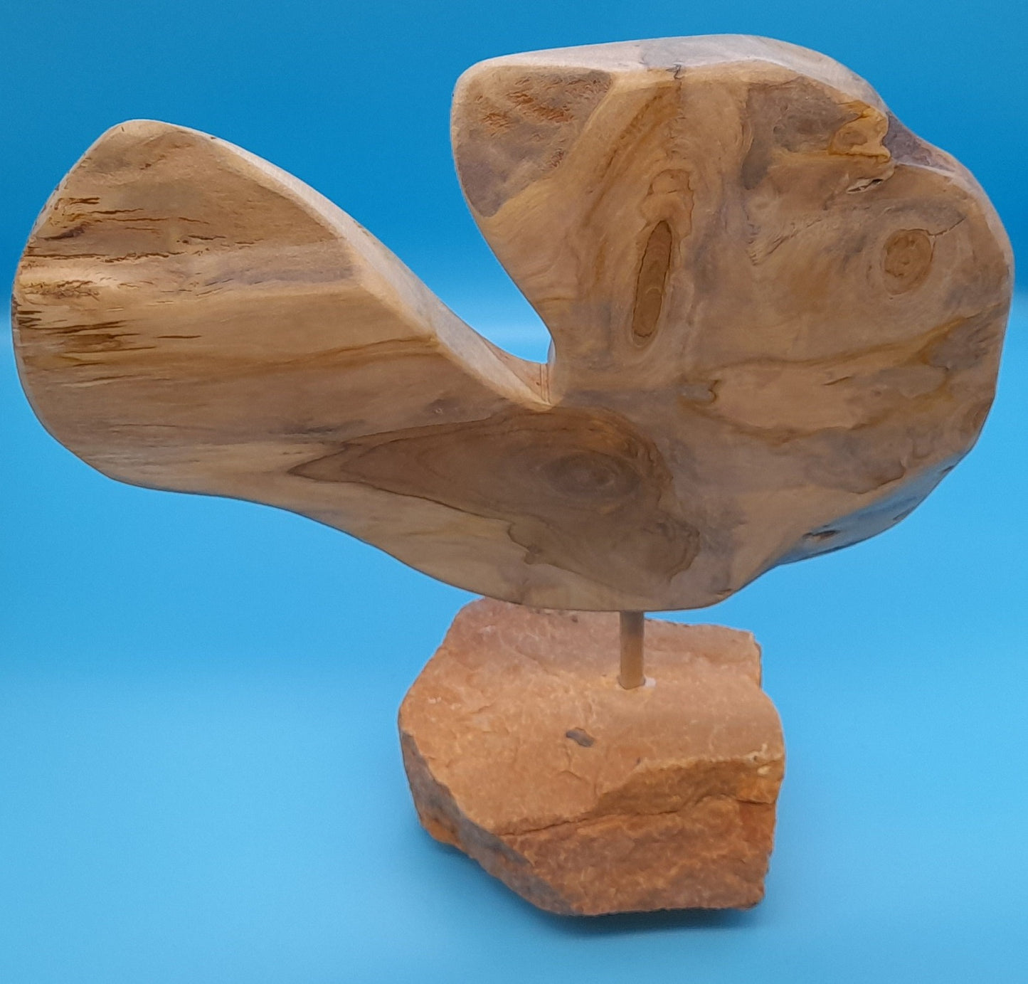 SCULPTURE "AU GRAND COEUR" EN TECK, SOCLE EN PIERRE D'OCRE - UNIQUE, ARTISANALE & ORIGINALE