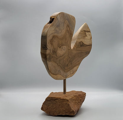 SCULPTURE "AU GRAND COEUR" EN TECK, SOCLE EN PIERRE D'OCRE - UNIQUE, ARTISANALE & ORIGINALE