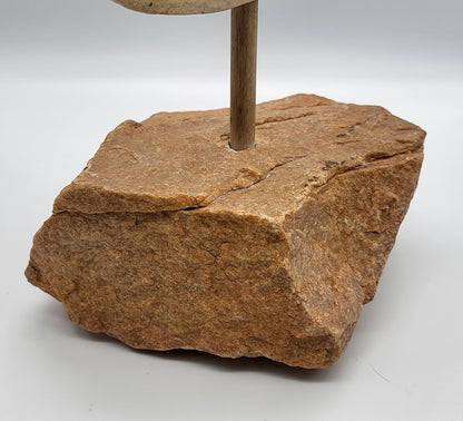 SCULPTURE "AU GRAND COEUR" EN TECK, SOCLE EN PIERRE D'OCRE - UNIQUE, ARTISANALE & ORIGINALE