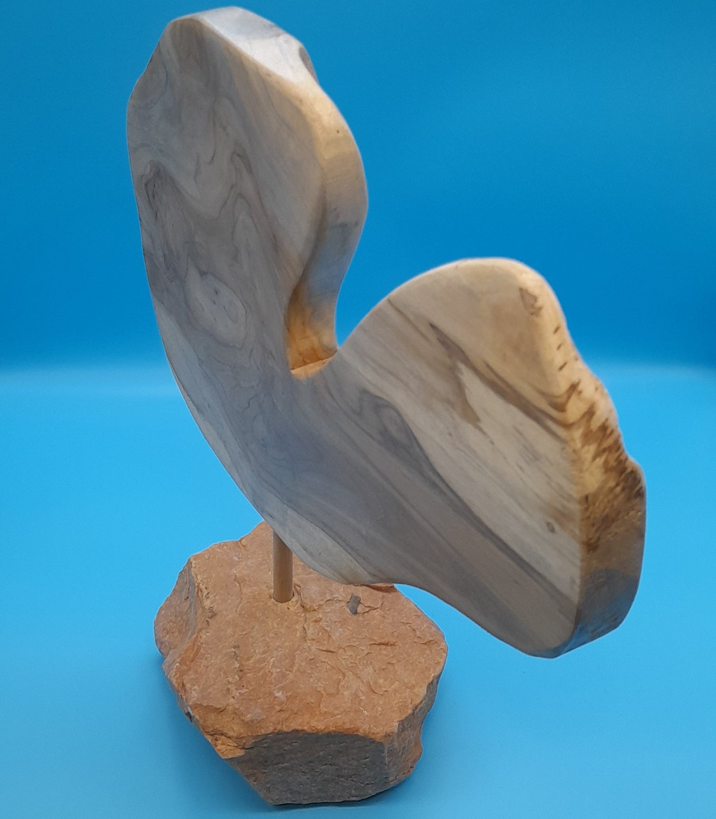 SCULPTURE "AU GRAND COEUR" EN TECK, SOCLE EN PIERRE D'OCRE - UNIQUE, ARTISANALE & ORIGINALE