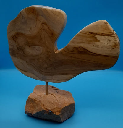 SCULPTURE "AU GRAND COEUR" EN TECK, SOCLE EN PIERRE D'OCRE - UNIQUE, ARTISANALE & ORIGINALE