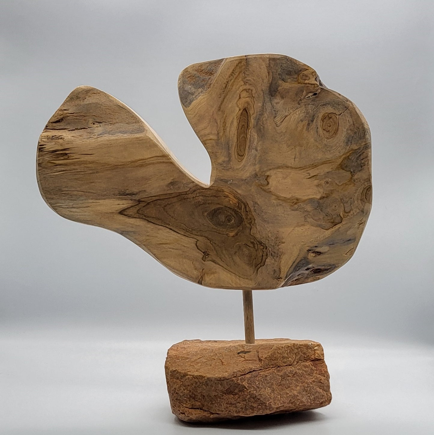 SCULPTURE "AU GRAND COEUR" EN TECK, SOCLE EN PIERRE D'OCRE - UNIQUE, ARTISANALE & ORIGINALE