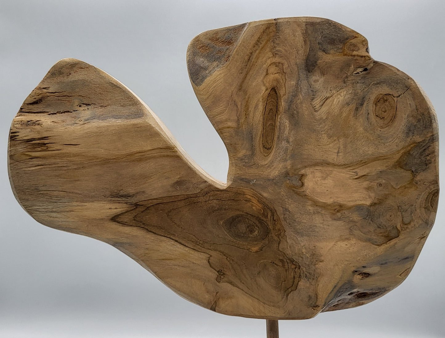 SCULPTURE "AU GRAND COEUR" EN TECK, SOCLE EN PIERRE D'OCRE - UNIQUE, ARTISANALE & ORIGINALE