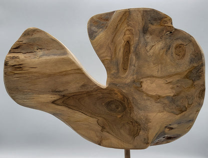 SCULPTURE "AU GRAND COEUR" EN TECK, SOCLE EN PIERRE D'OCRE - UNIQUE, ARTISANALE & ORIGINALE