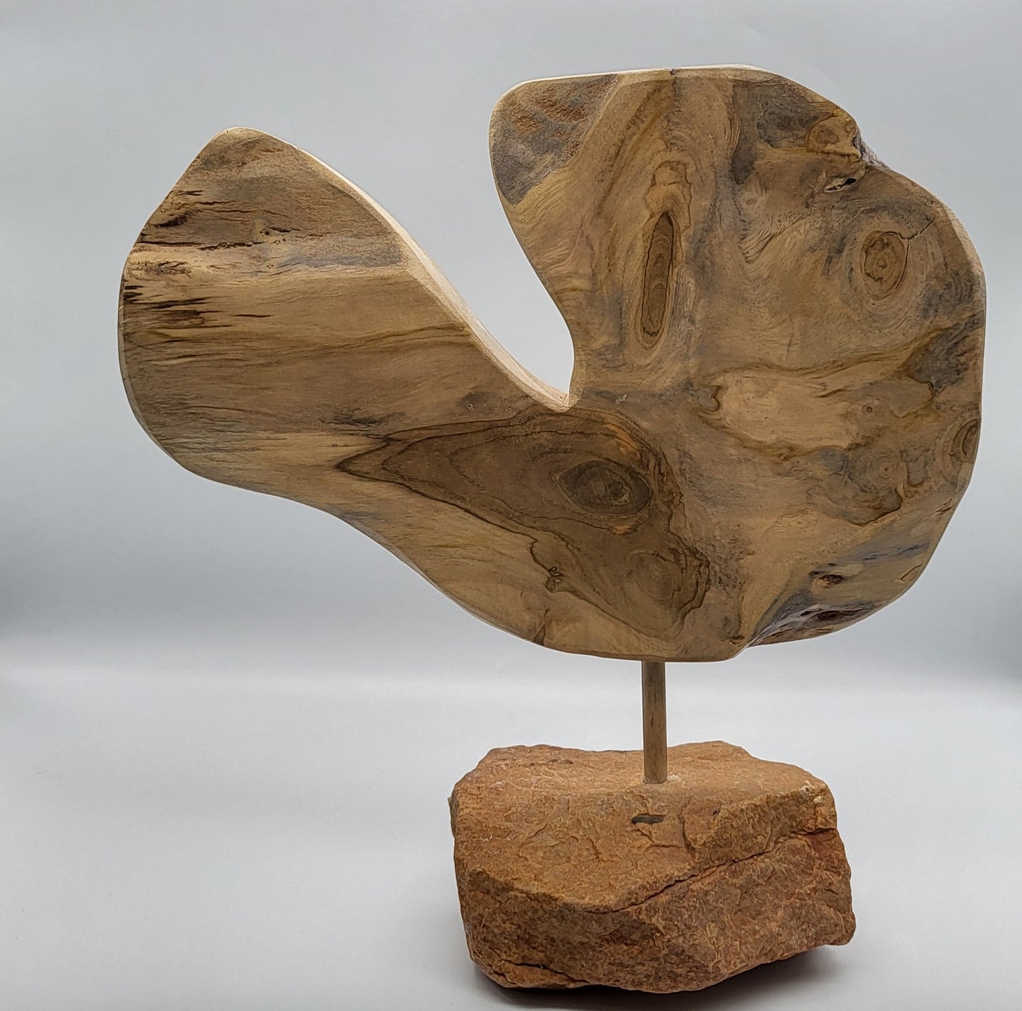 SCULPTURE "AU GRAND COEUR" EN TECK, SOCLE EN PIERRE D'OCRE - UNIQUE, ARTISANALE & ORIGINALE