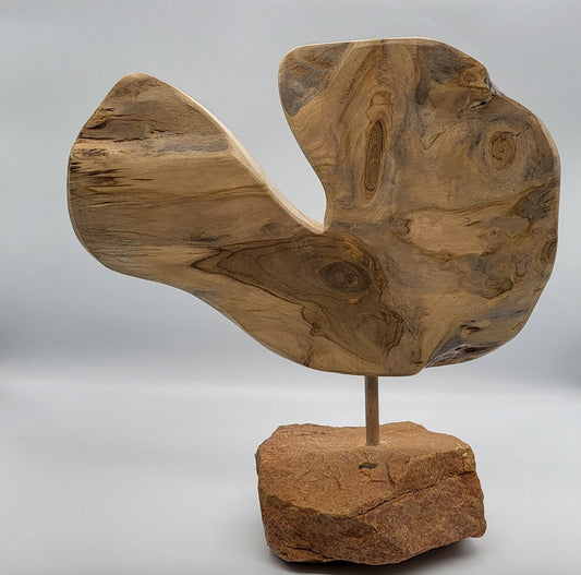 SCULPTURE "AU GRAND COEUR" EN TECK, SOCLE EN PIERRE D'OCRE - UNIQUE, ARTISANALE & ORIGINALE