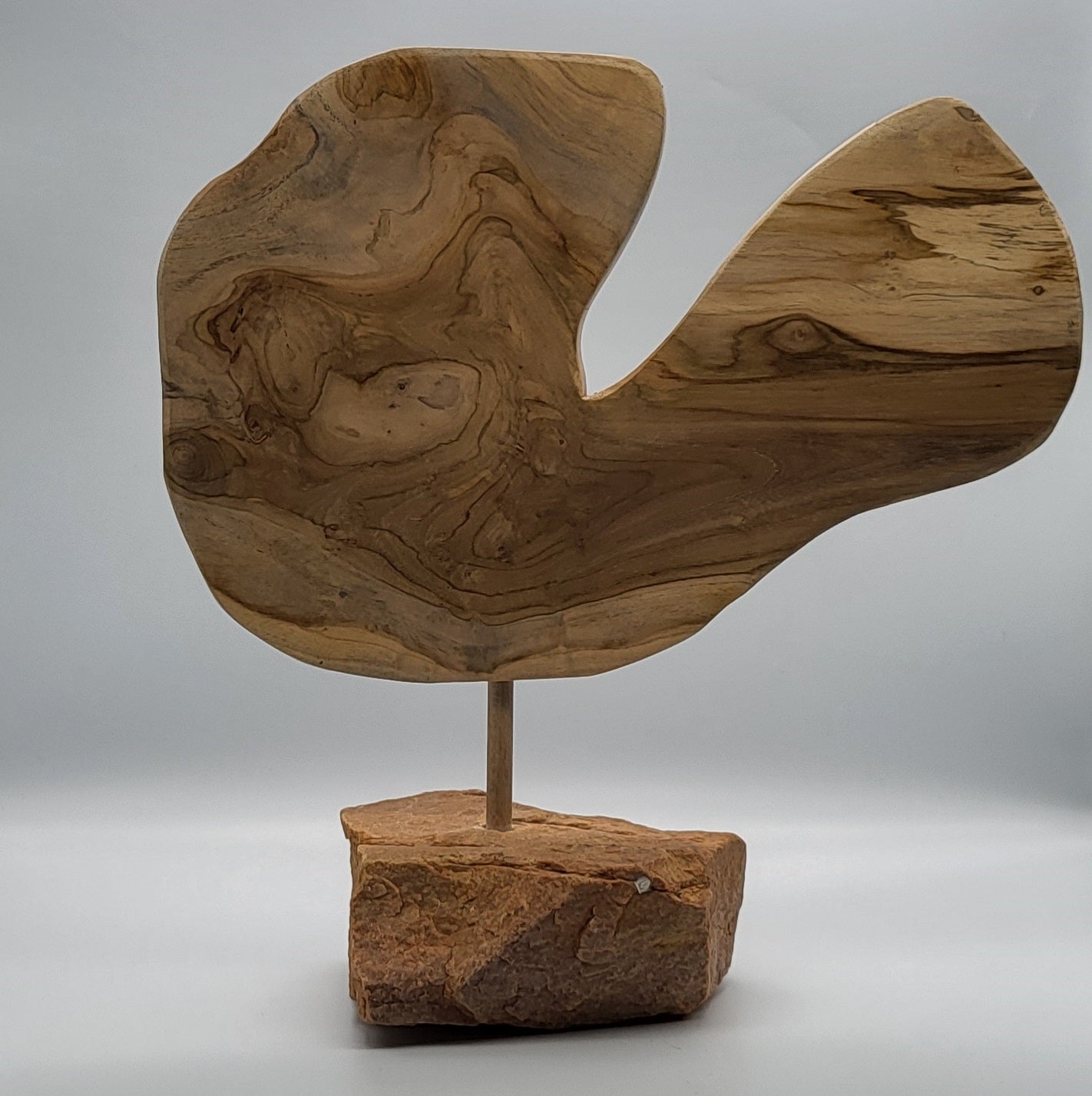 SCULPTURE "AU GRAND COEUR" EN TECK, SOCLE EN PIERRE D'OCRE - UNIQUE, ARTISANALE & ORIGINALE