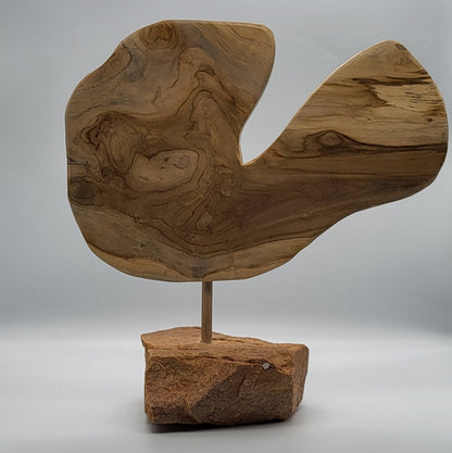 SCULPTURE "AU GRAND COEUR" EN TECK, SOCLE EN PIERRE D'OCRE - UNIQUE, ARTISANALE & ORIGINALE