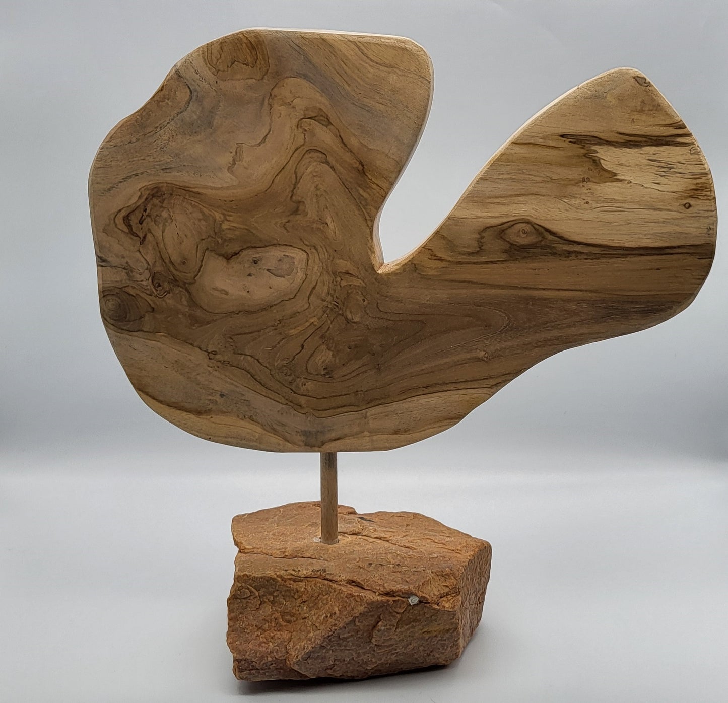 SCULPTURE "AU GRAND COEUR" EN TECK, SOCLE EN PIERRE D'OCRE - UNIQUE, ARTISANALE & ORIGINALE