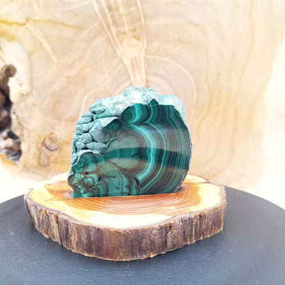 DÉCORATION TRANCHE DE PIERRE MALACHITE N°7 SUR SOCLE SCULPTÉ EN BOIS (CADE) – UNIQUE, ORIGINAL & ARTISANALE