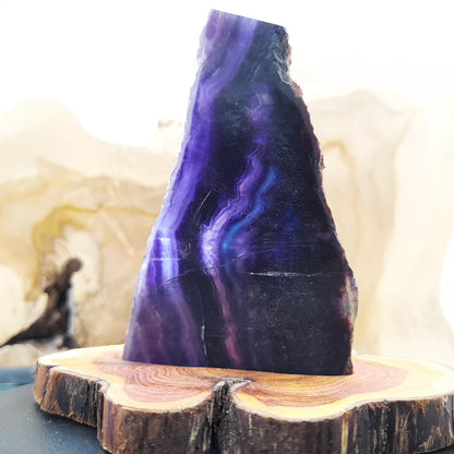 DÉCORATION TRANCHE DE PIERRE FLUORITE ARC EN CIEL SUR SOCLE SCULPTÉ EN BOIS (CADE) – UNIQUE, ORIGINAL & ARTISANALE
