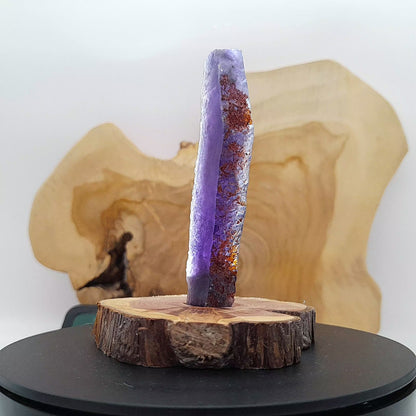 DÉCORATION TRANCHE DE PIERRE FLUORITE ARC EN CIEL SUR SOCLE SCULPTÉ EN BOIS (CADE) – UNIQUE, ORIGINAL & ARTISANALE