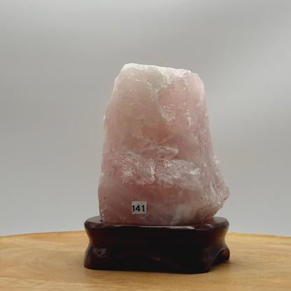 GRANDE PIERRE N°141 EN QUARTZ ROSE BRUTE SUR SOCLE - UNIQUE & ARTISANALE